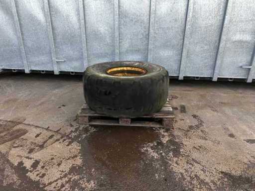 Michelin – Landwirtschaftsreifen 525/65 R20.5 XS mit 8-Loch Felge (1x)