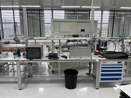 Banco de trabajo con contenido