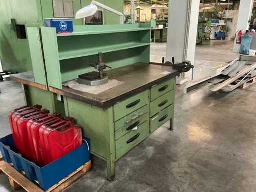 Établi avec sommaire