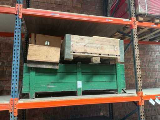 Charge verschiedener Holzkisten