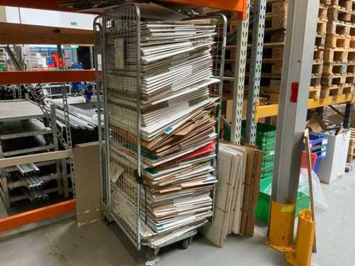 Partij verhuisdozen in kar