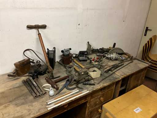 Oude gereedschappen, machines en apparatuur