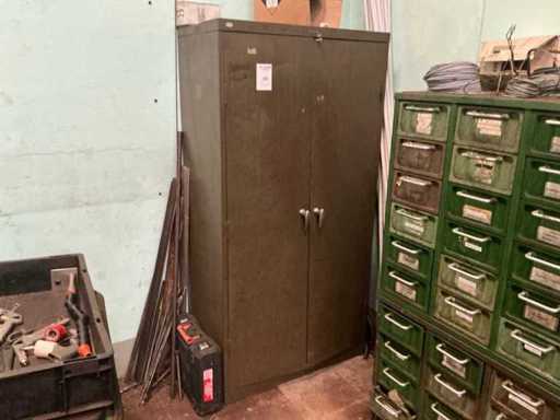 Metalen kast met inhoud