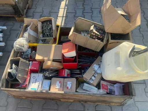 Batch of fasteners and miscellaneous