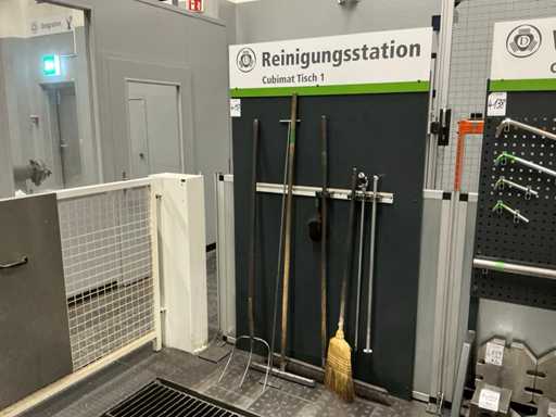 Wall-mounted cleaning station