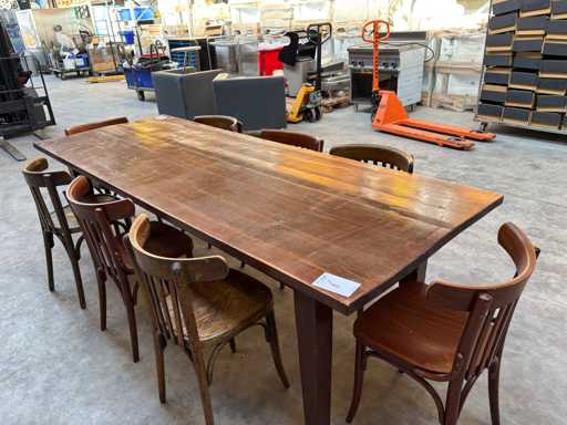 Table de café colonial avec 8 chaises