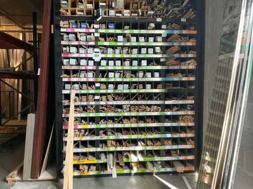 Partij houten en pvc profielen, plinten en lijsten