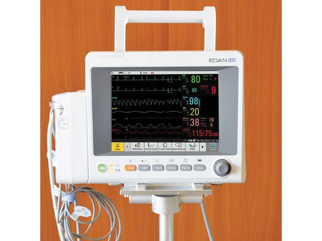 EDAN - iM50 - MULTIPARAMETERMONITOR OP ZIJN ROLLENDE KAR.