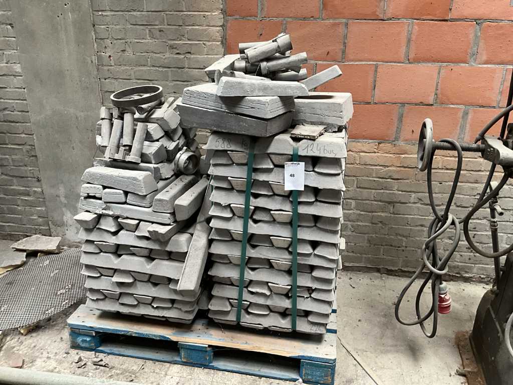 Batch of cast aluminium