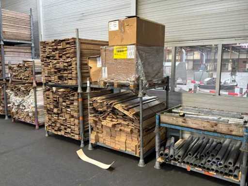 Un lot de spumă autoadezivă și scânduri de lemn