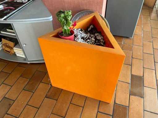 Plastic Triangle Flower Box