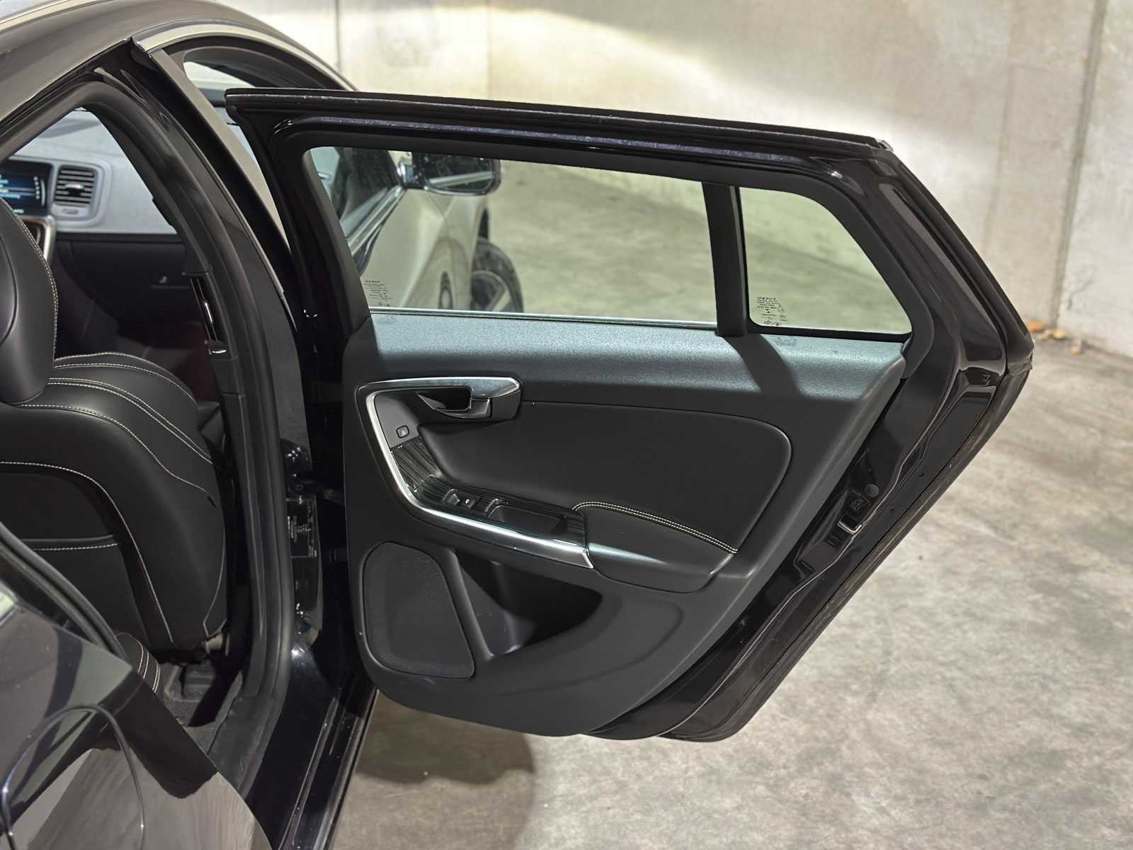 Volvo V60 2.4 D6 AWD Plug-In Hybrid Summum 215pk 2013 (Origineel-NL), 6-SVN-43