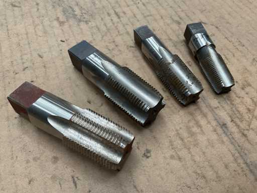 Différents robinets métalliques (4x)