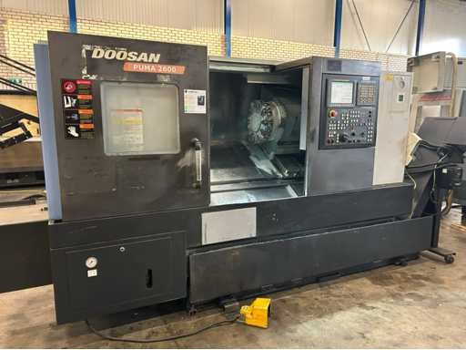 2010 Doosan Puma 2600 CNC lathe