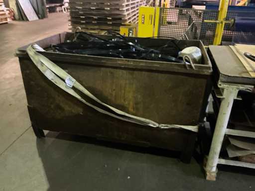 Plaatstalen container met restmetalen