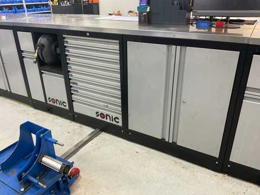 Armadietto degli attrezzi riempito dal Sistema Modulare Sonico (MSS)