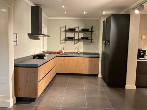 MK Memory Hoekopgestelde showroomkeuken met kastenwand