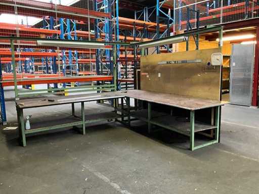 Tavolo di lavoro per l'allestimento degli angoli