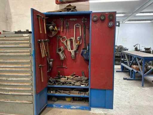 Armadio in metallo con vari utensili manuali