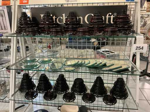 Sokkels, bordenstaanders, spiegelplateaus  in diverse maten en uitvoeringen