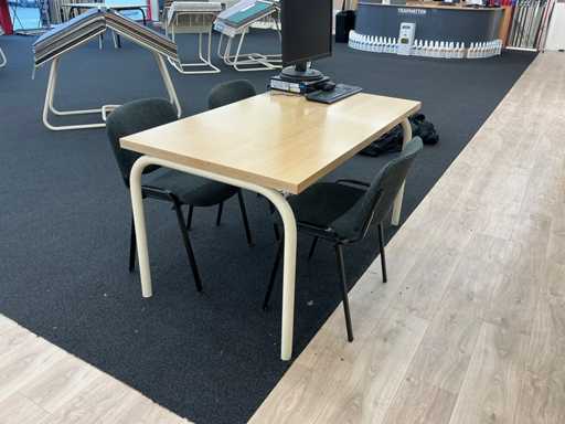 Kantinentisch mit 3 Stühlen