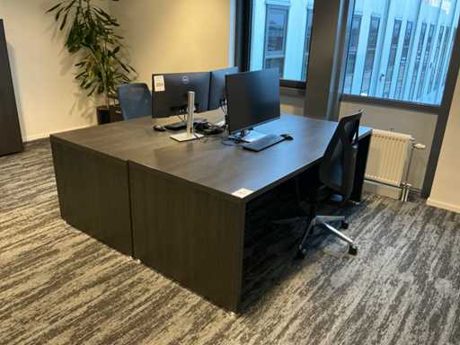 2 bureaus met opbergkast en bureaustoelen