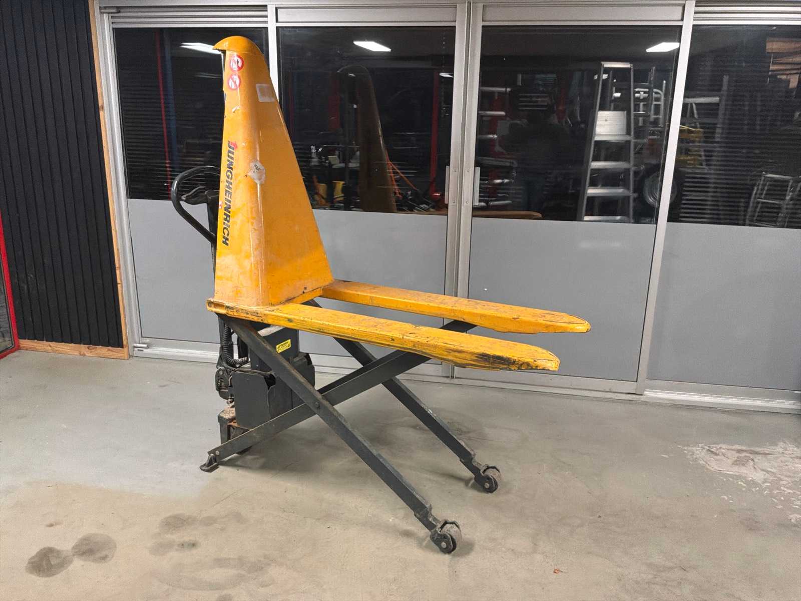 2005 Jungheinrich AMX-E/TMX-E Semi-electric high lifter