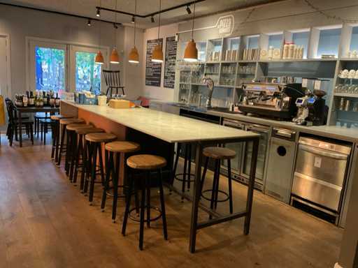 Mobilier de bar cu lămpi suspendate