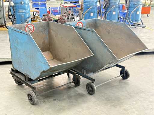  2 tipping containers