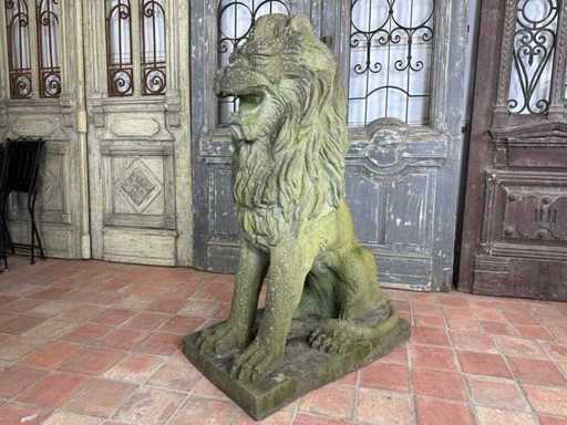 Sitzender Löwe, 1,50 Meter hoch