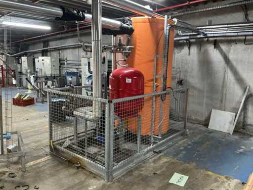 Hot water production with expansion tank