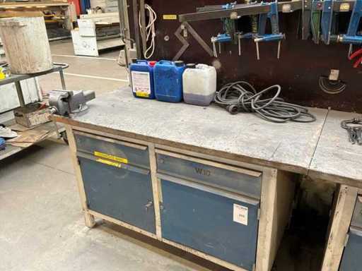 Werkbank met bankschroef