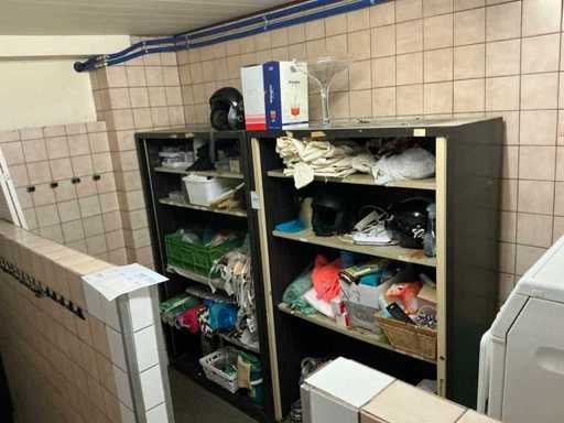 Metal filing cabinet (2x)