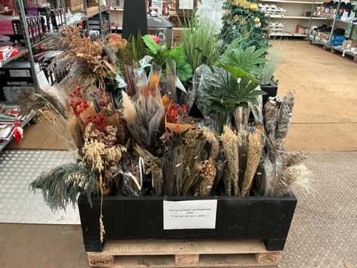 Blumenkasten aus Holz mit Dekoration Trockenblumen.