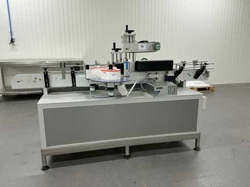 Label machine equipped with conveyor belt EME