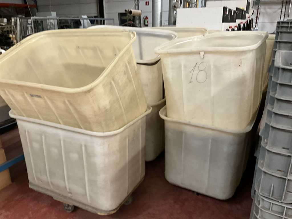 Approx. 10 different plastic laundry carts/containers