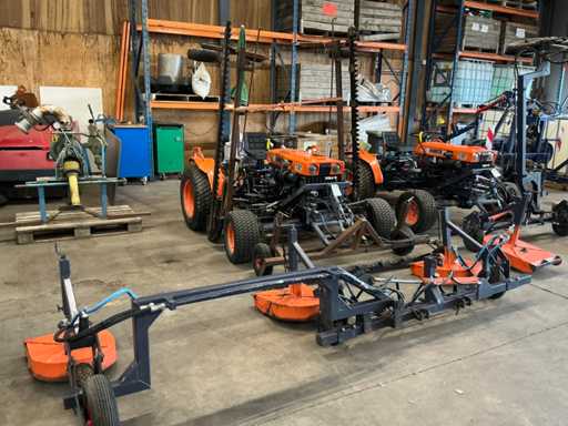 Kubota B7000 4WD 16hp Tracteur compact avec 3 plateaux de coupe et faucheuse frontale
