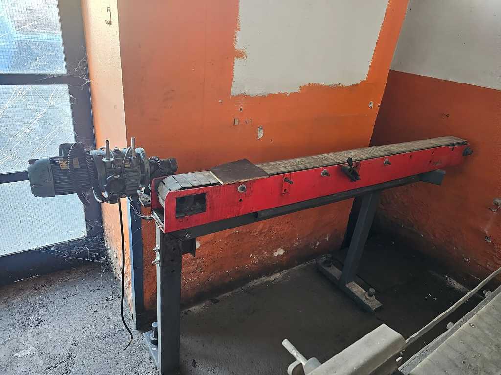 Belt conveyor with engine