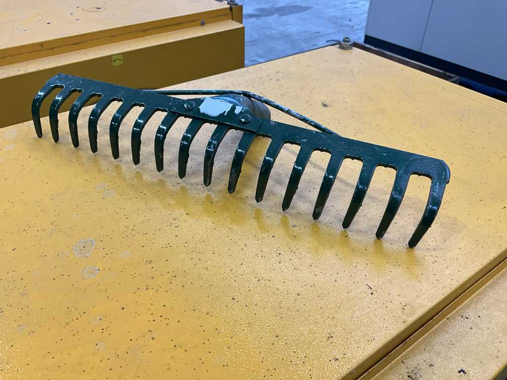 Batch of 16 tooth rakes
