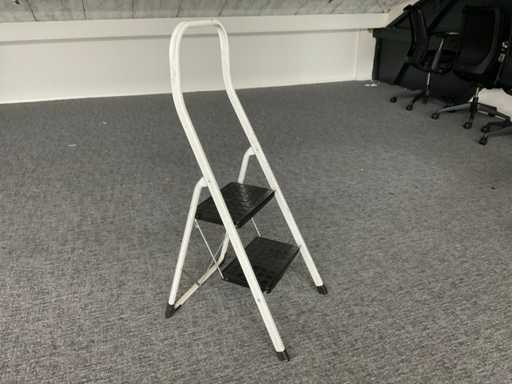 Escalier pliant à deux marches