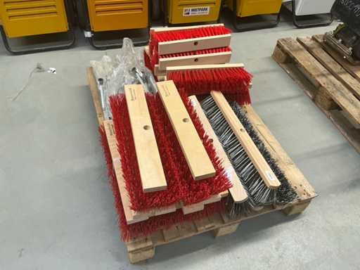 Bezems en harken, zo goed als nieuw