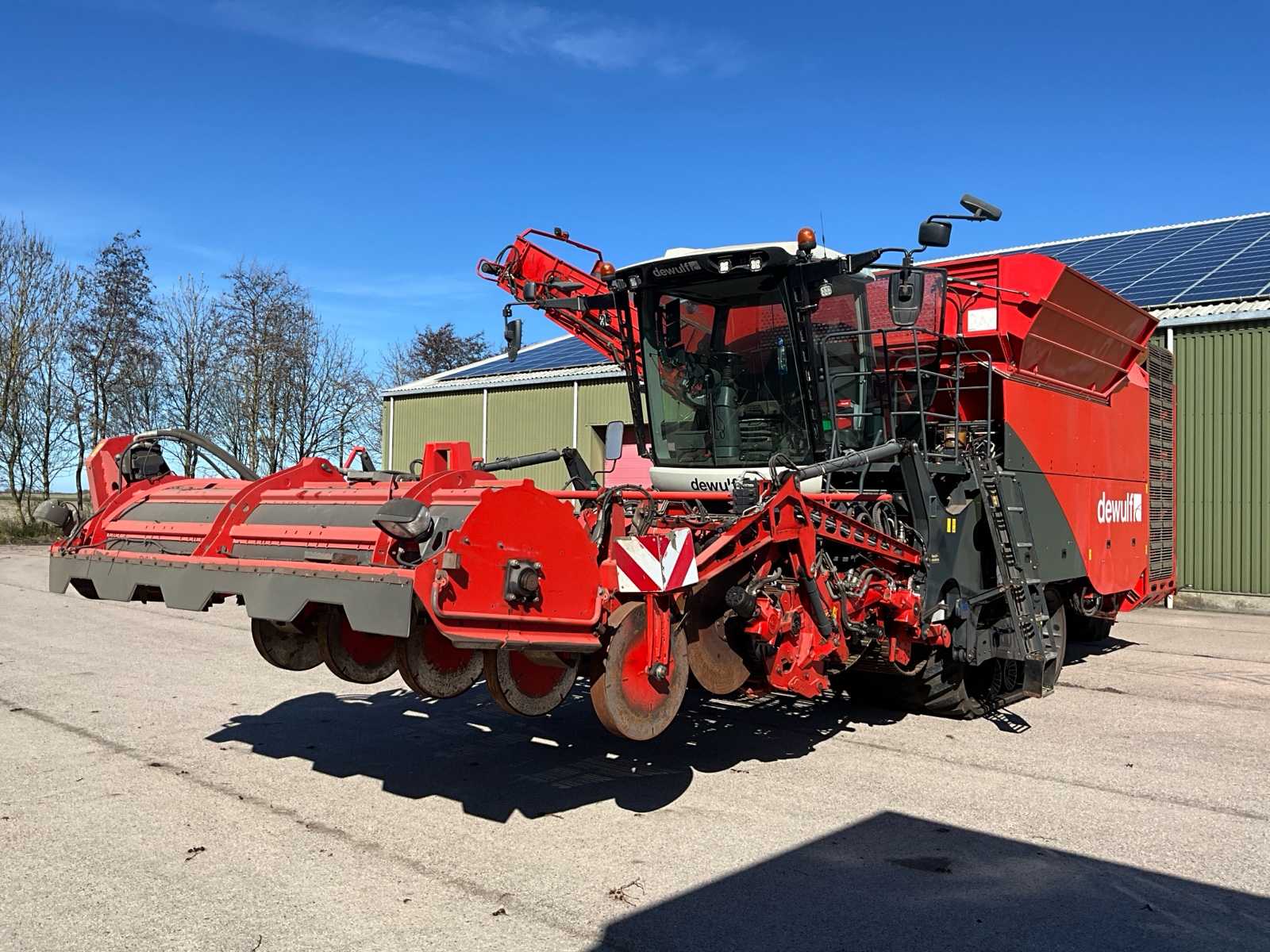 2017 DeWulf Kwatro Gen II 4-row bunker harvester on tracked undercarriage Potato harvester