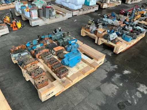 Partij diverse hydraulische onderdelen