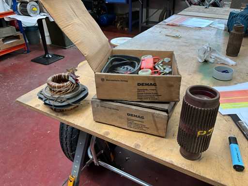 DeMag stator 13/3PF2, 2 x stroomafneemwagens, holle as P25