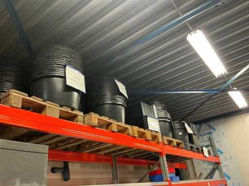 Berdal Pallets with buckets and tubs (6x)