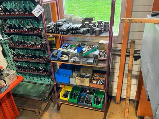 Partij klemmateriaal met plank