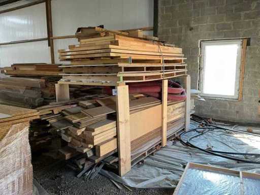 Diverse houten balken, planken en deuren