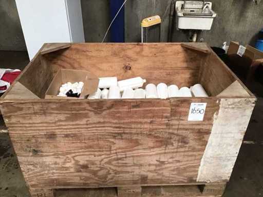 Holzkiste mit leeren Plastikphiolen