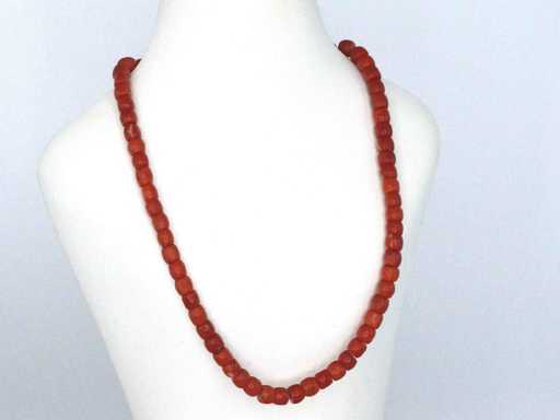 Collier van bloedkoraal met gouden sluiting