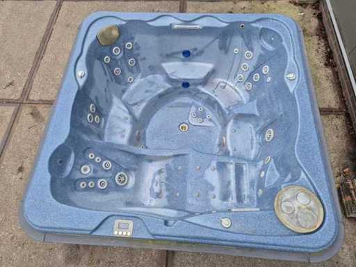 5 person Jacuzzi and outdoor spa